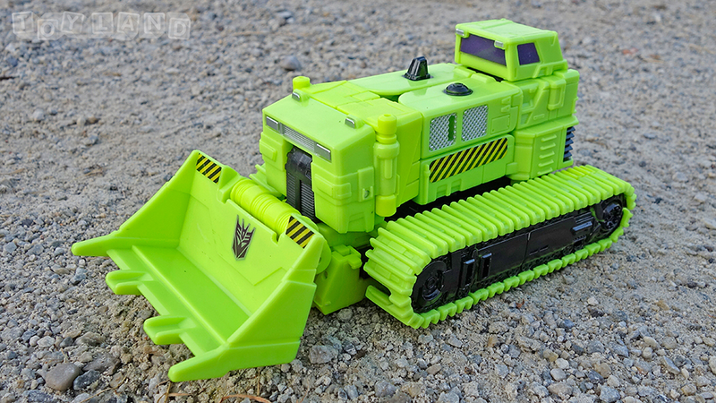 Illustration for article titled The Colossal New Transformers Devastator Is Better than the Original